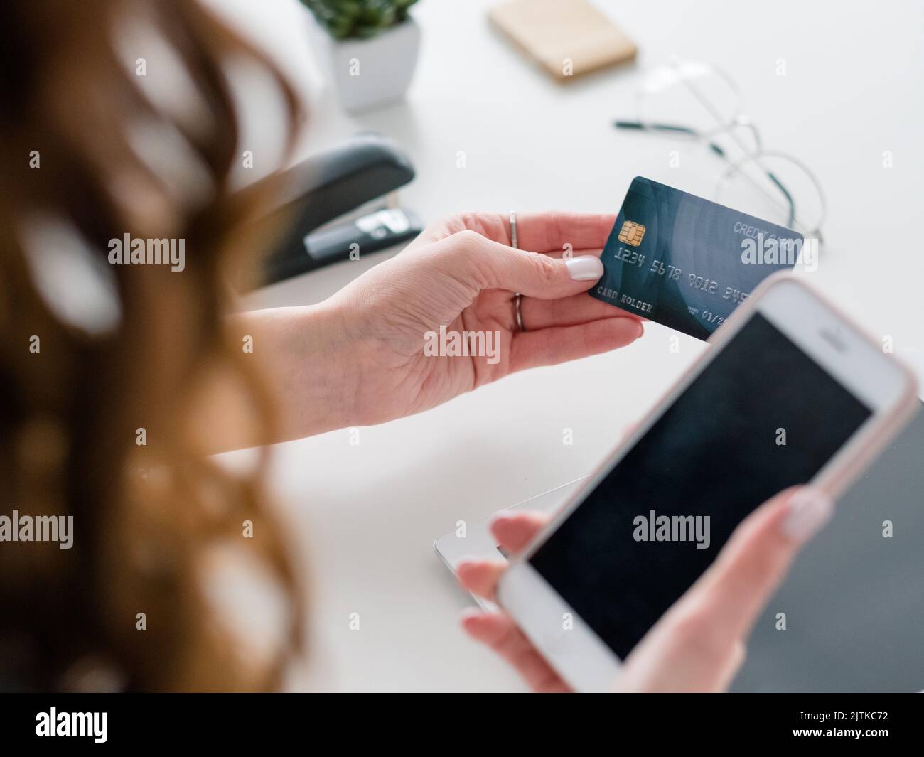 pagamento online bancario smartphone cassaforte carta di credito Foto Stock