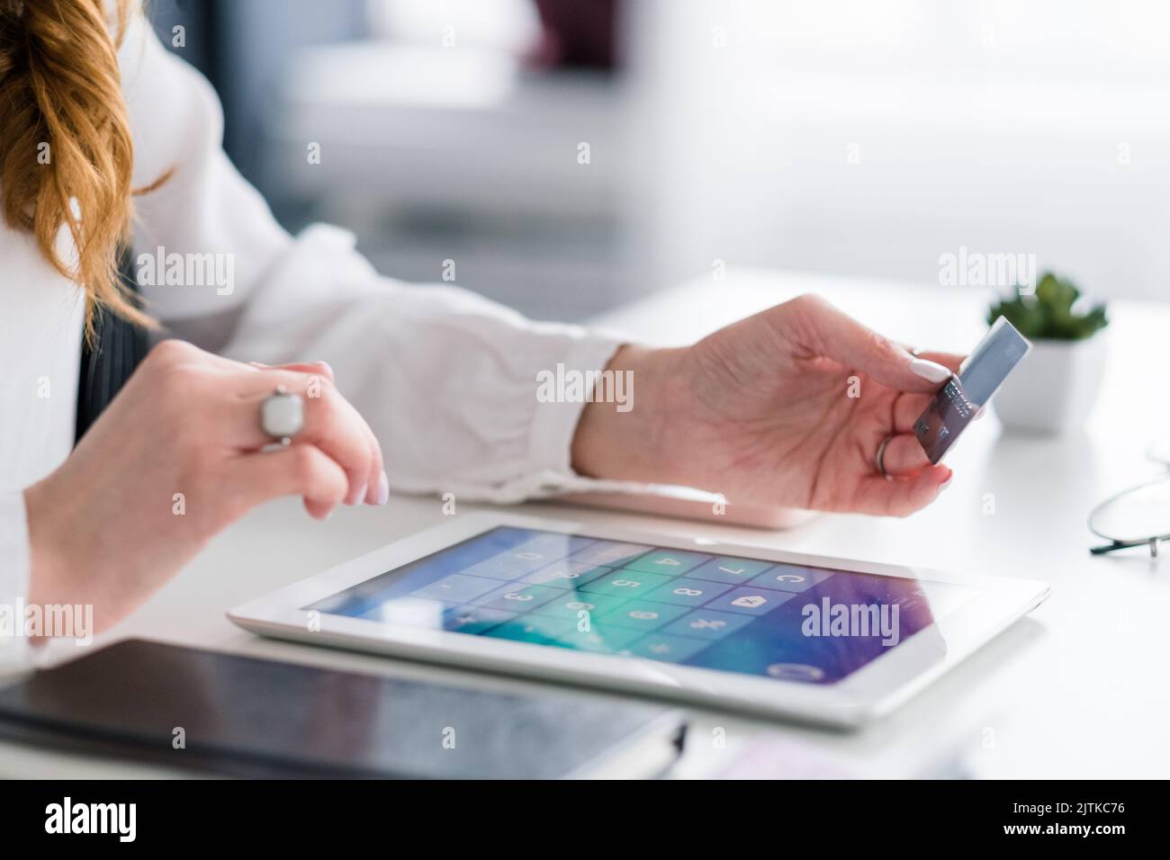 pagamento online banking donna tablet carta di credito Foto Stock