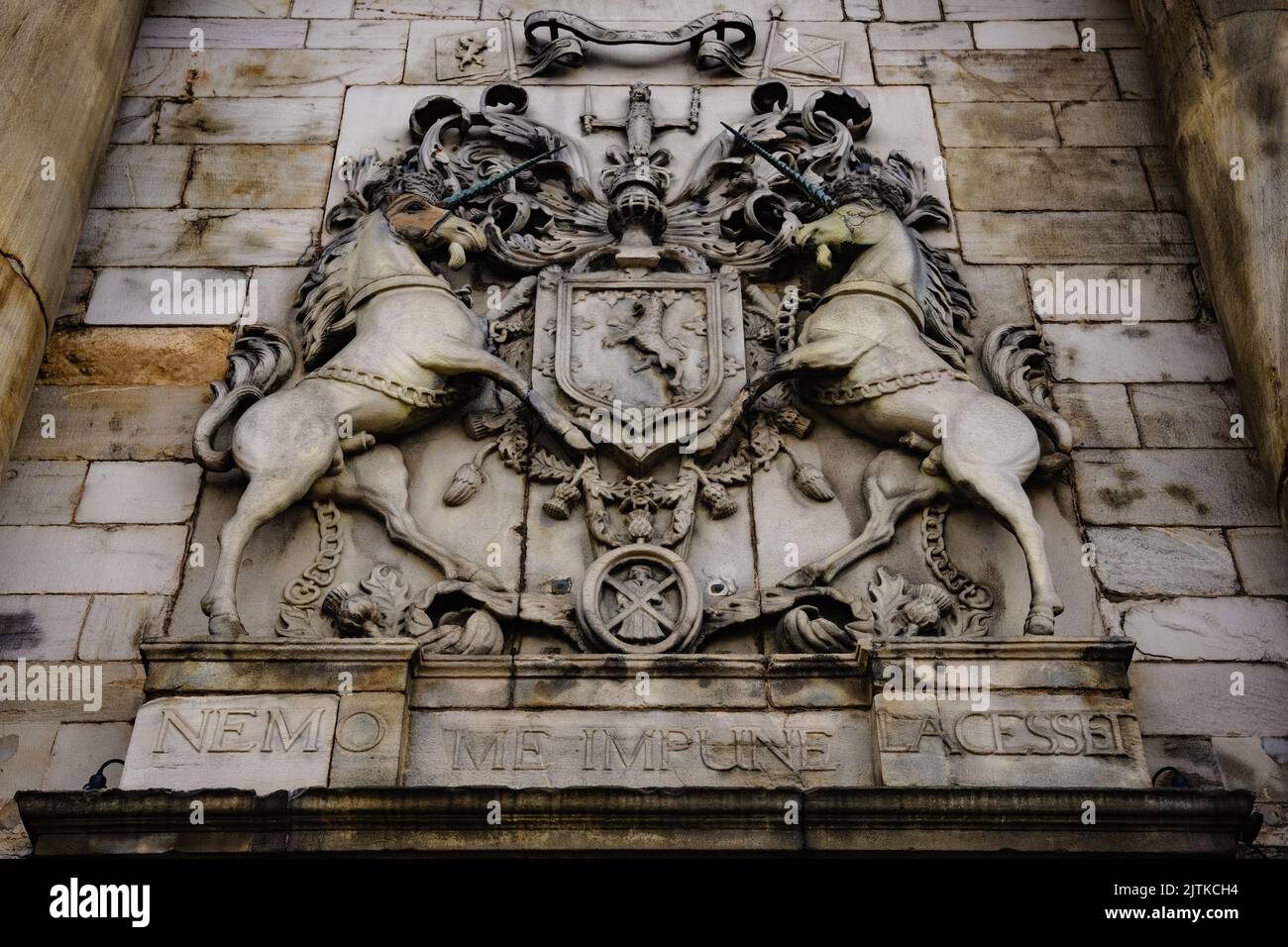 Un tiro a basso angolo dello stemma su un muro di pietra di Holyrood Palace. Edimburgo, Scozia, Regno Unito. Foto Stock