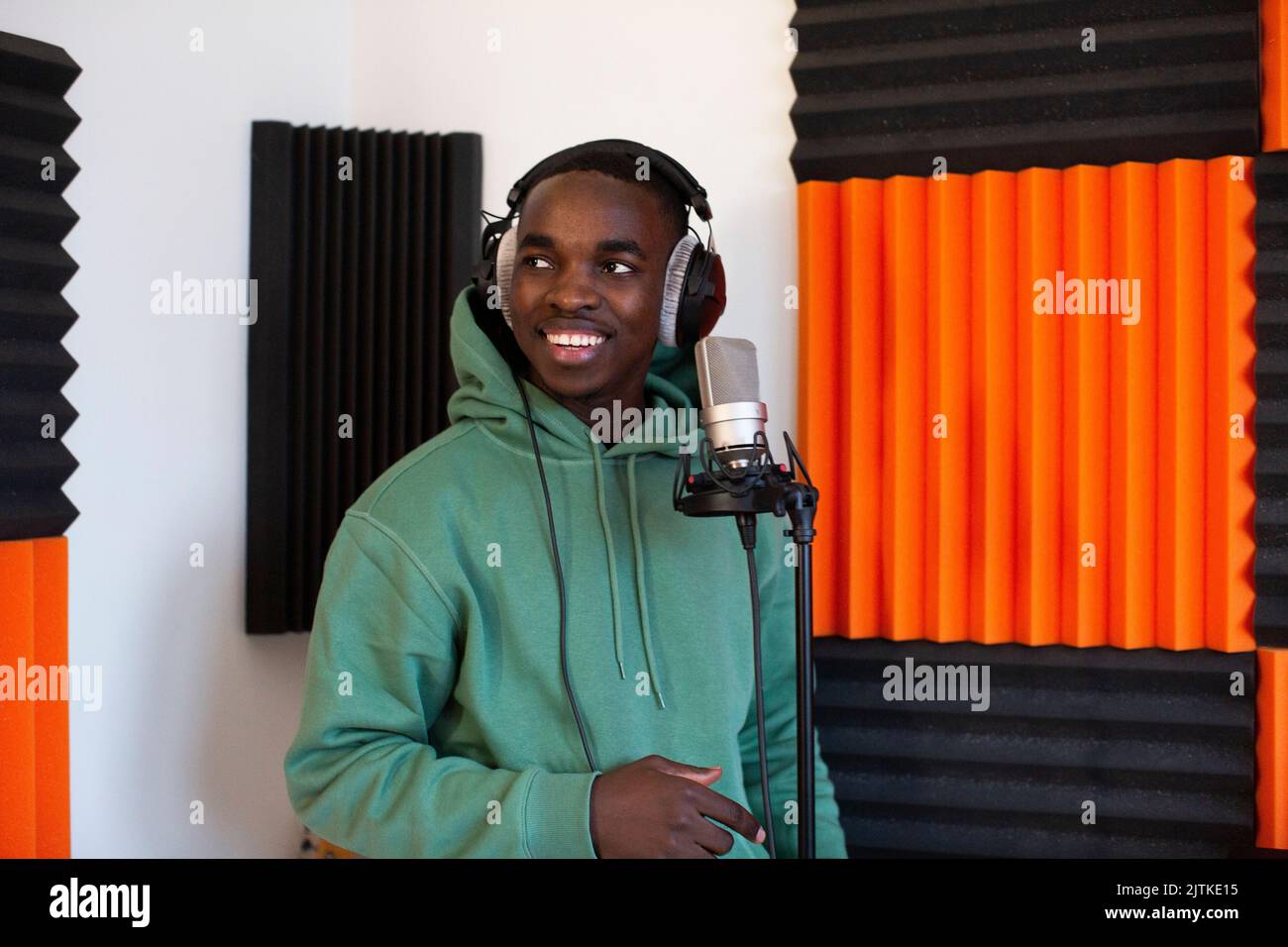 Rapper maschio con cuffie in piedi in studio di registrazione Foto stock -  Alamy