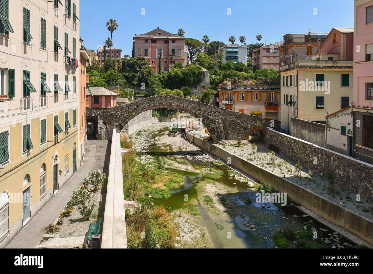 Il ponte romano sul torrente Nervi, a breve distanza dal porticciolo (Porticciolo) del borgo peschereccio, Nervi, Genova, Liguria, Italia Foto Stock