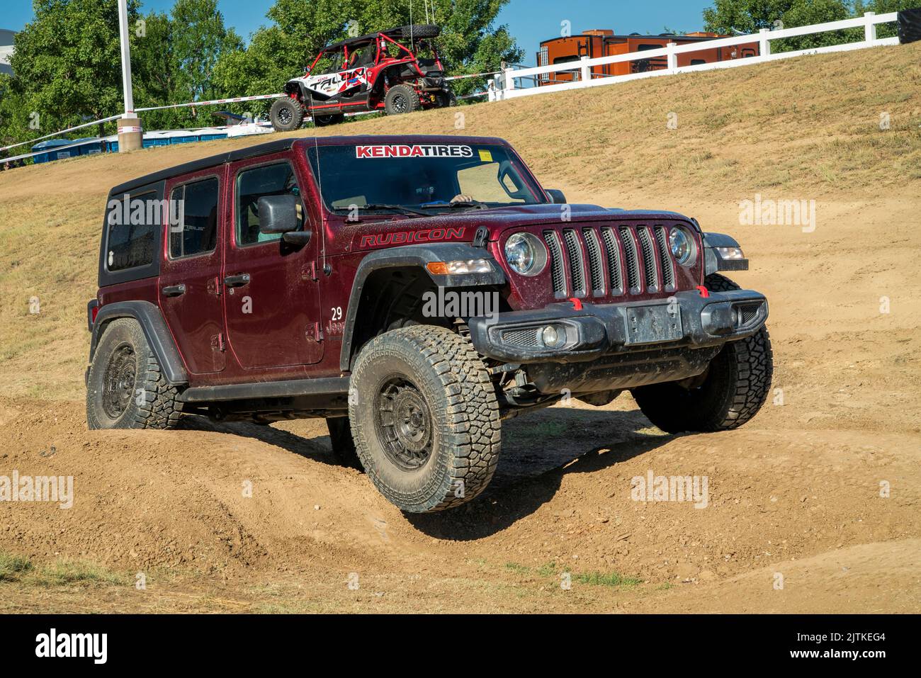 Loveland, CO, USA - 27 agosto 2022: Jeep Wrangler, modello Rubicon, su un corso di allenamento fuoristrada. Foto Stock