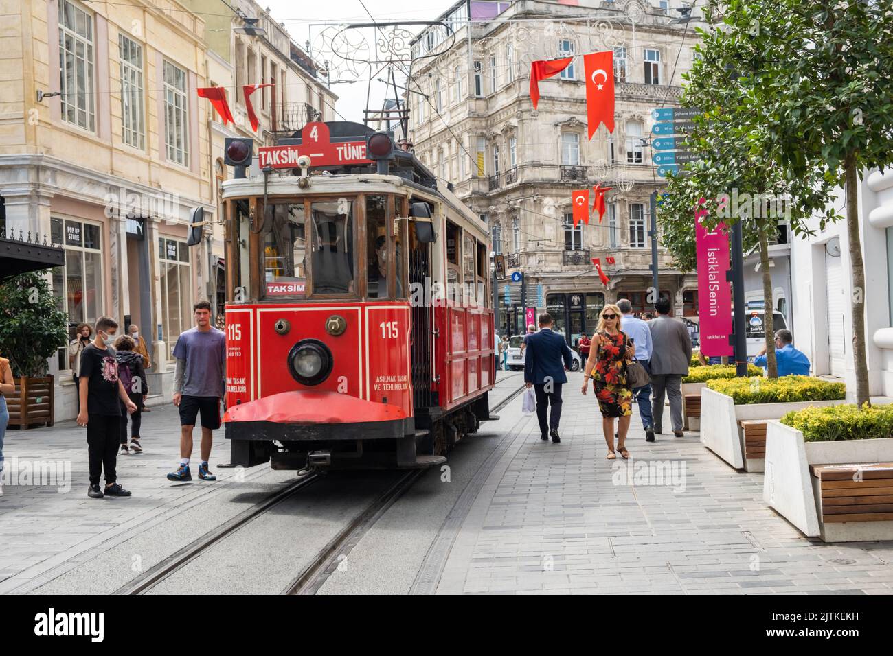 Istanbul, Turchia - 6 settembre 2021: Tram rosso retrò sulla famosa strada turistica Istiklal tra la folla di persone Foto Stock