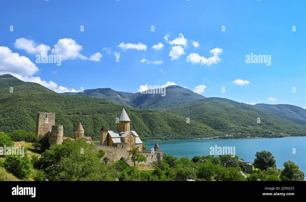 Complesso del castello di Ananuri sul fiume Aragvi in estate. Georgia Foto Stock