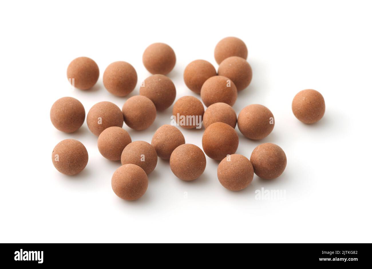 Gruppo di palle di argilla marrone isolato su bianco Foto Stock