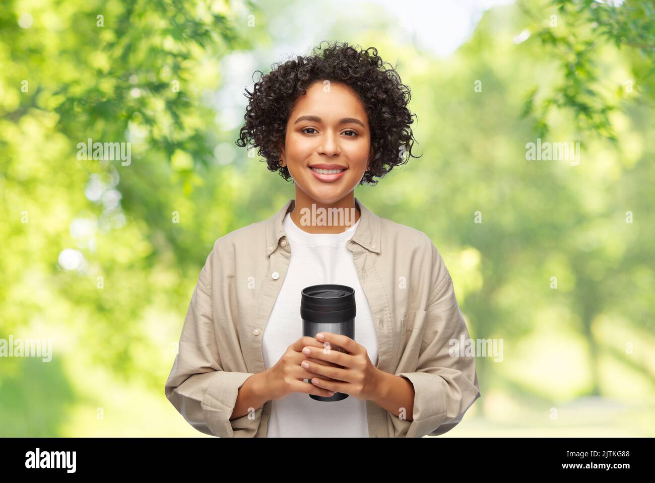 donna con thermo cup o tumbler per bevande calde Foto Stock