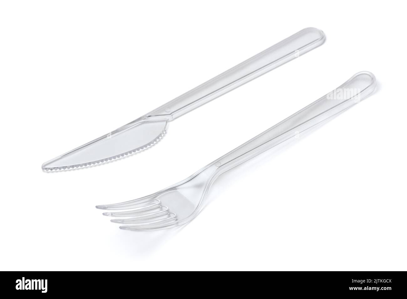 Forchetta e coltello in plastica monouso trasparenti isolati su bianco Foto Stock