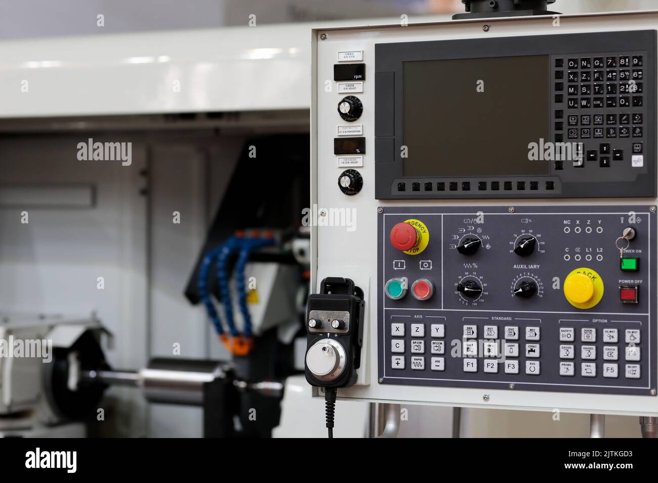 Pannello di controllo della rettificatrice cilindrica CNC. Messa a fuoco selettiva. Foto Stock