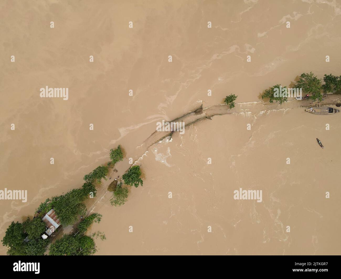 Un'area sommersa danneggiata si vede dopo le alluvioni improvvise a Sunamganj, Bangladesh. La popolazione del Bangladesh nordorientale sta vivendo la peggiore inondazione di memoria. Il 94% del distretto di Sunamganj è sommerso da acque alluvionali. Bangladesh. Foto Stock