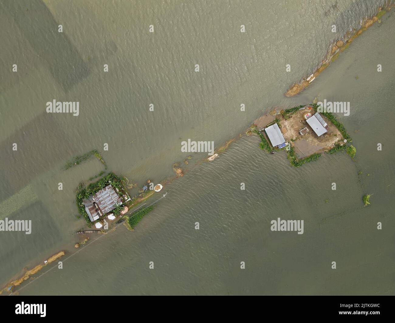 Un'area sommersa danneggiata si vede dopo le alluvioni improvvise a Sunamganj, Bangladesh. La popolazione del Bangladesh nordorientale sta vivendo la peggiore inondazione di memoria. Il 94% del distretto di Sunamganj è sommerso da acque alluvionali. Bangladesh. Foto Stock