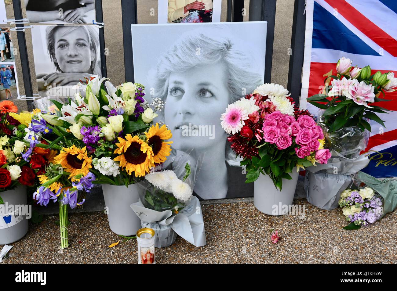 Londra, Regno Unito. 31/08/2022, i tifosi reali si sono riuniti alle porte d'oro fuori Kensington Palace, l'ex casa della principessa Diana per celebrare i tributi floreali in occasione del 25th° anniversario della sua morte. Foto Stock