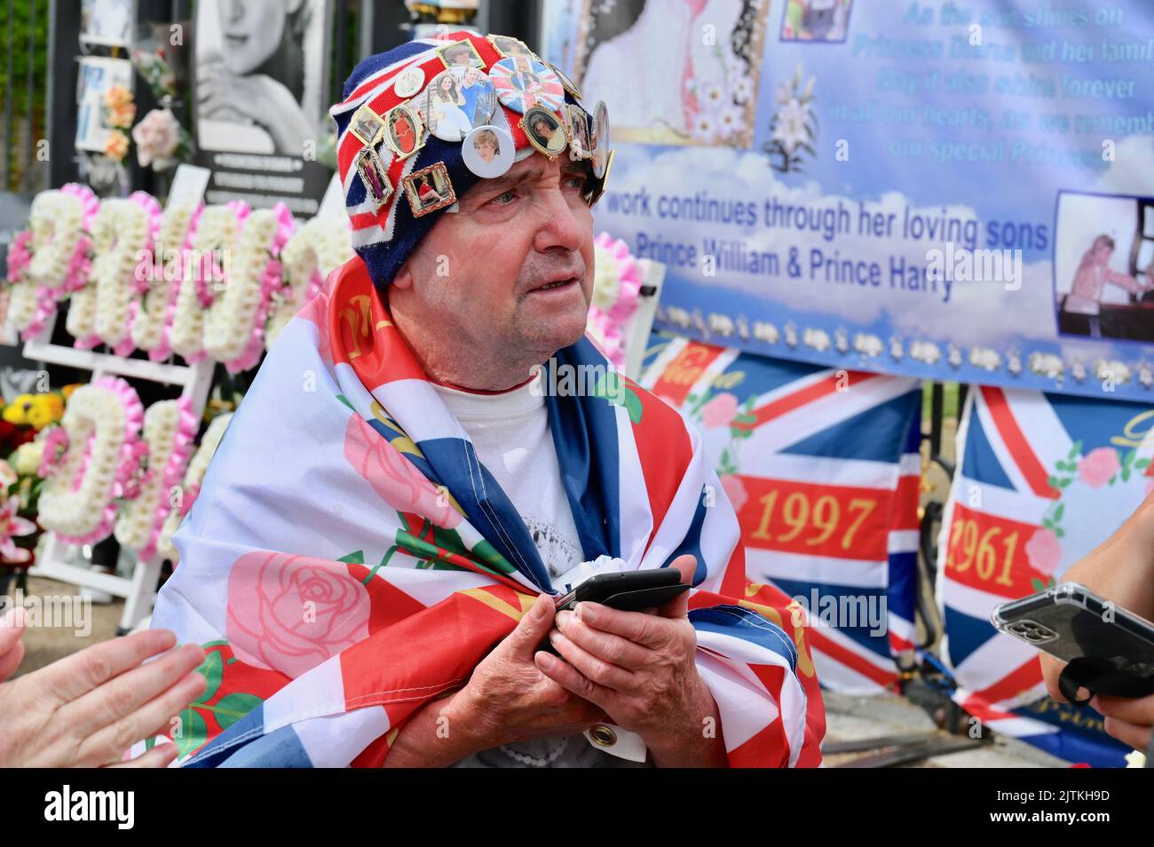 Londra, Regno Unito. 31/08/2022, John Loughry, tifosi reali si sono riuniti presso le porte d'oro fuori Kensington Palace, l'ex casa della principessa Diana per celebrare i tributi floreali in occasione del 25th° anniversario della sua morte. Foto Stock