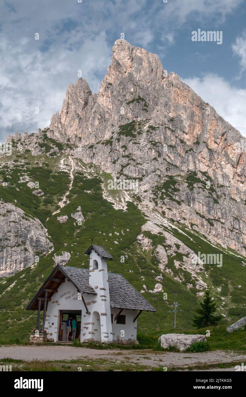 Piccola Cappella del Passo Falzarego, Sass de Stria, Dolomiti, Italia Foto Stock