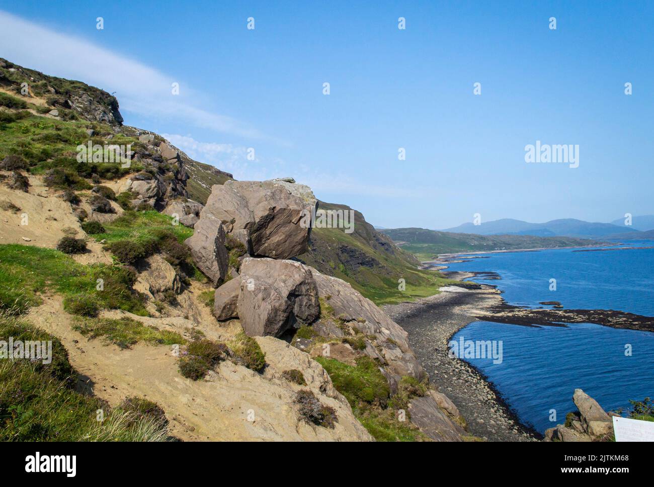 Vista sulla costa intorno alla regione di Suisnish e al lago Eishort sull'isola scozzese di Skye in una giornata di sole. Foto Stock