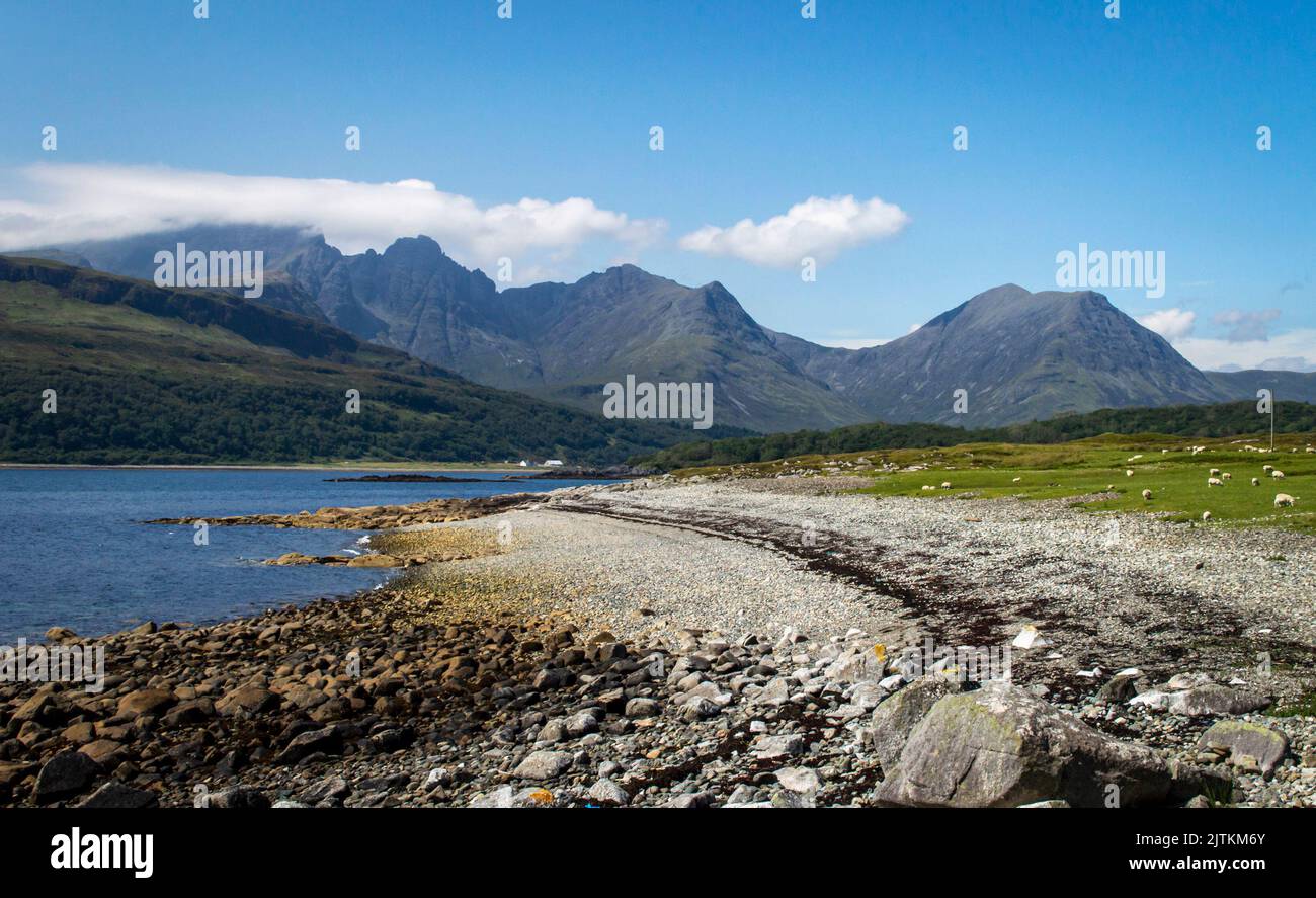 Vista costiera del lago Slapin sull'isola scozzese di Skye in una giornata di sole con le montagne sullo sfondo. Foto Stock