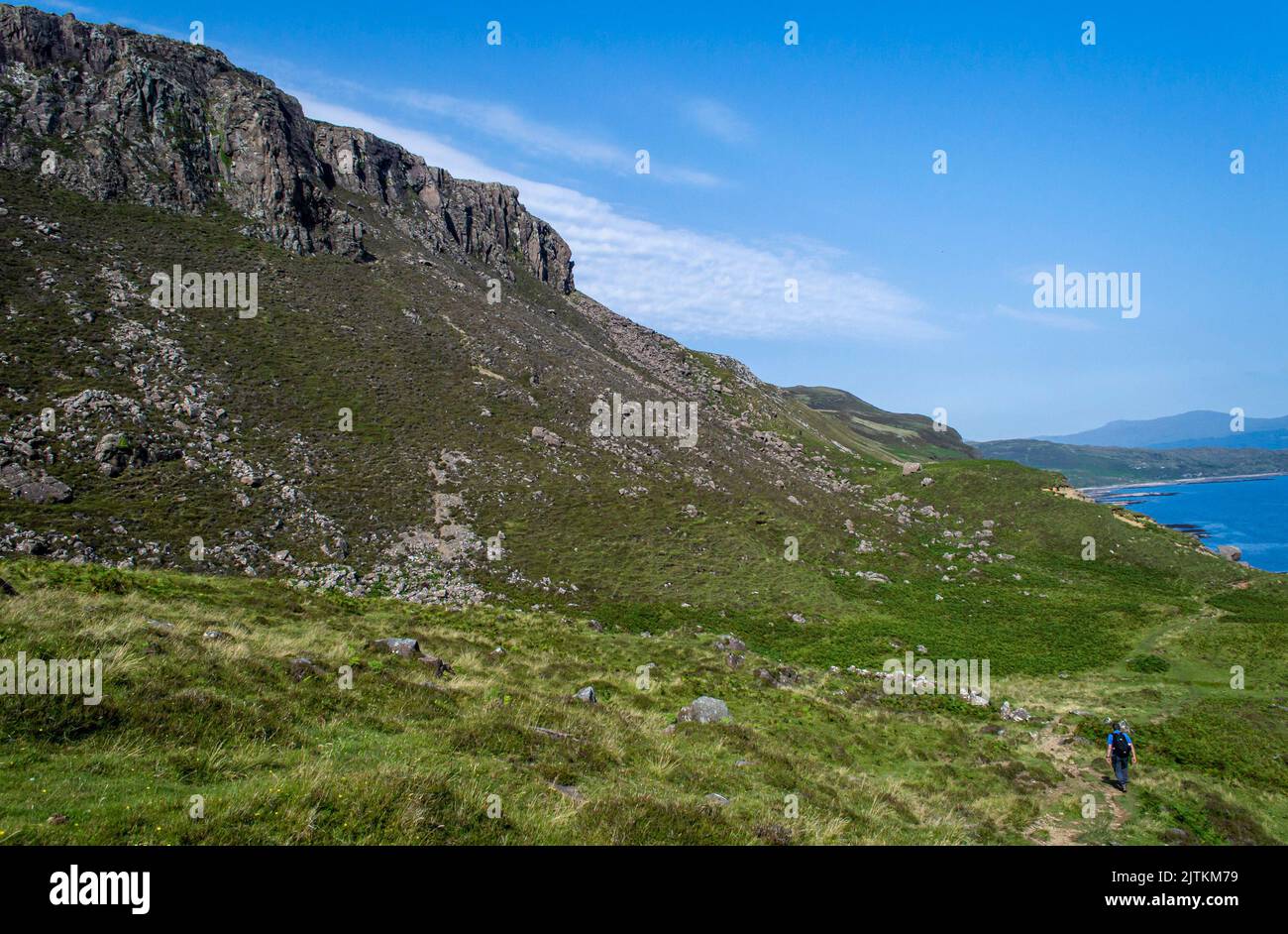 Vista della montagna presso la zona escursionistica Scotland Isle of Skye Suisnish in una giornata di sole. Foto Stock