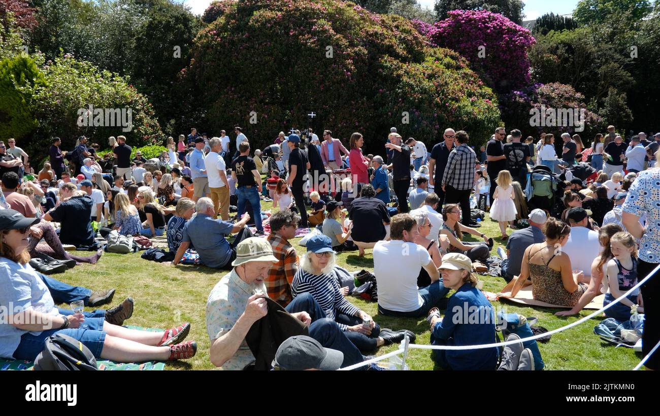 Scene all'aperto all'Helston Flora Day, Cornovaglia, Regno Unito - John Gollop Foto Stock