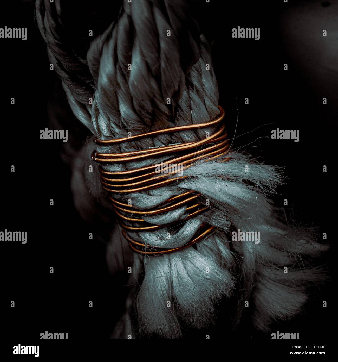 Un primo piano di una corda di ancoraggio sulla corda con sfondo scuro Foto Stock