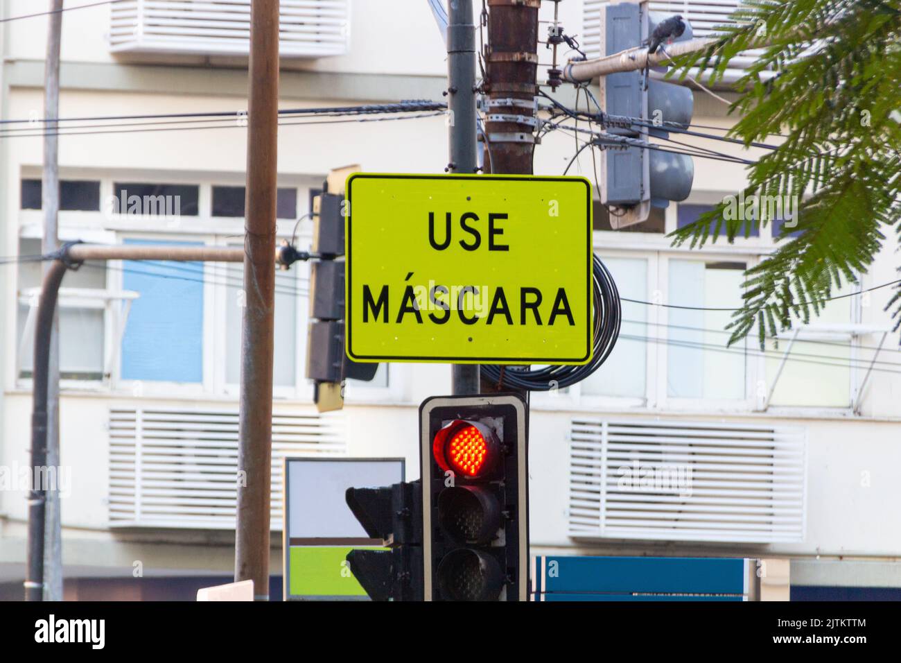 Cartello scritto in portoghese 'maschera d'uso' avvertimento sulla protezione contro il coronavirus a rio de janeiro Brasile. Foto Stock