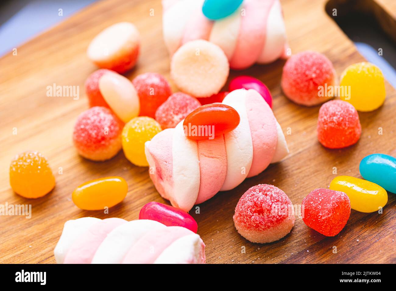 caramelle assortite su una tavola di legno nella fotografia macro Foto Stock