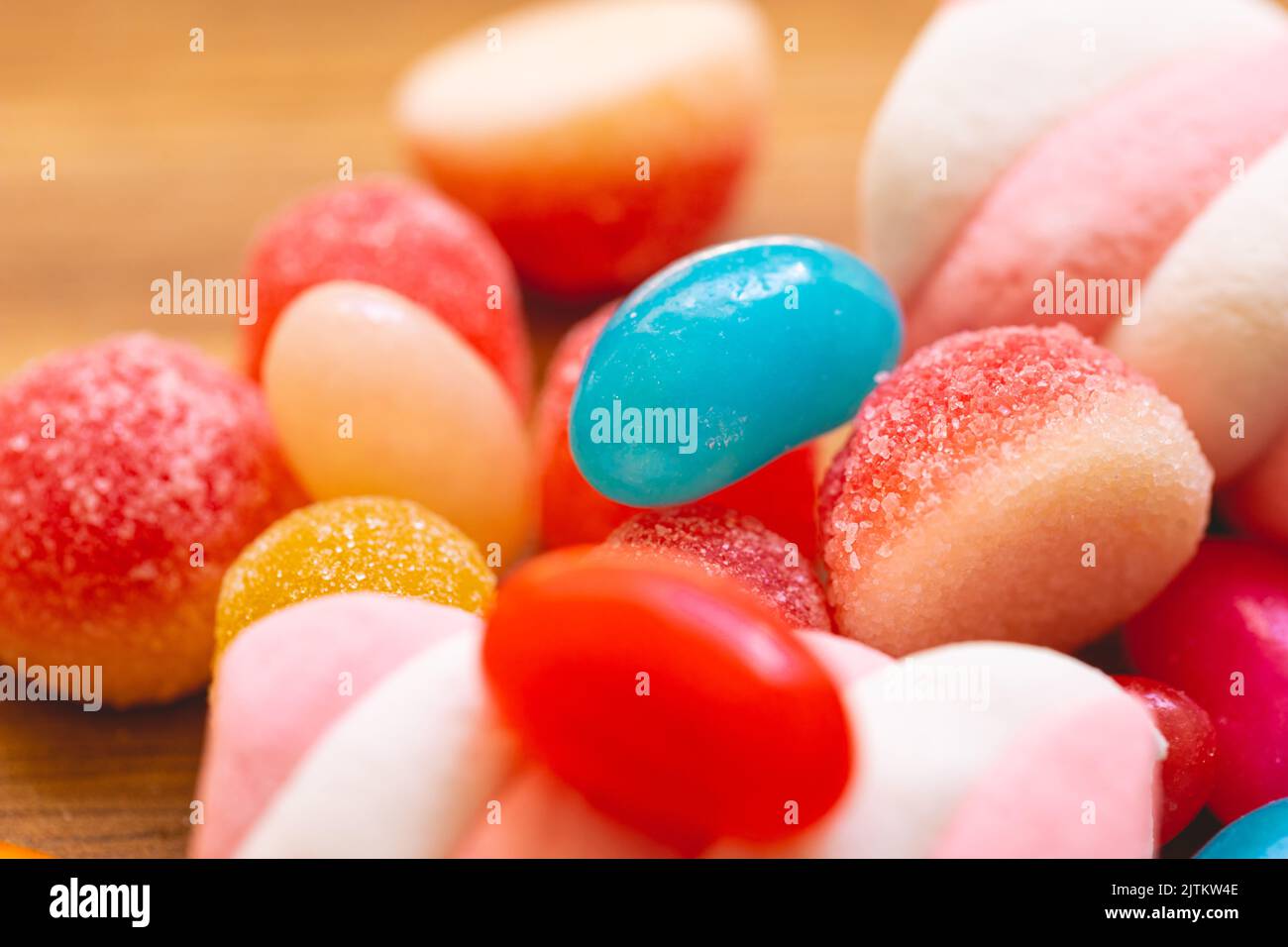 caramelle assortite su una tavola di legno nella fotografia macro Foto Stock