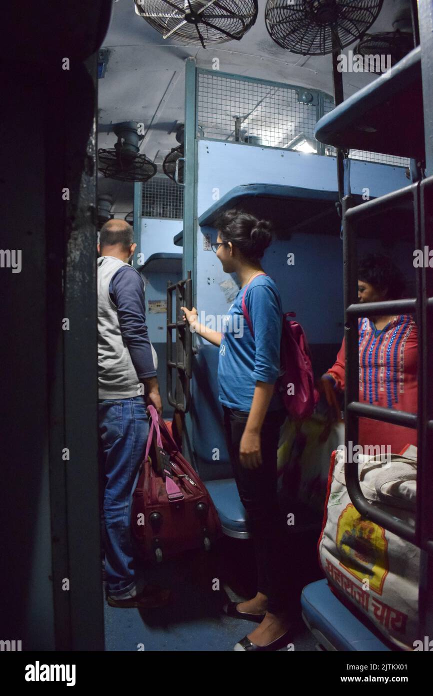 Viaggiatori ferroviari indiani con bagagli. Foto Stock