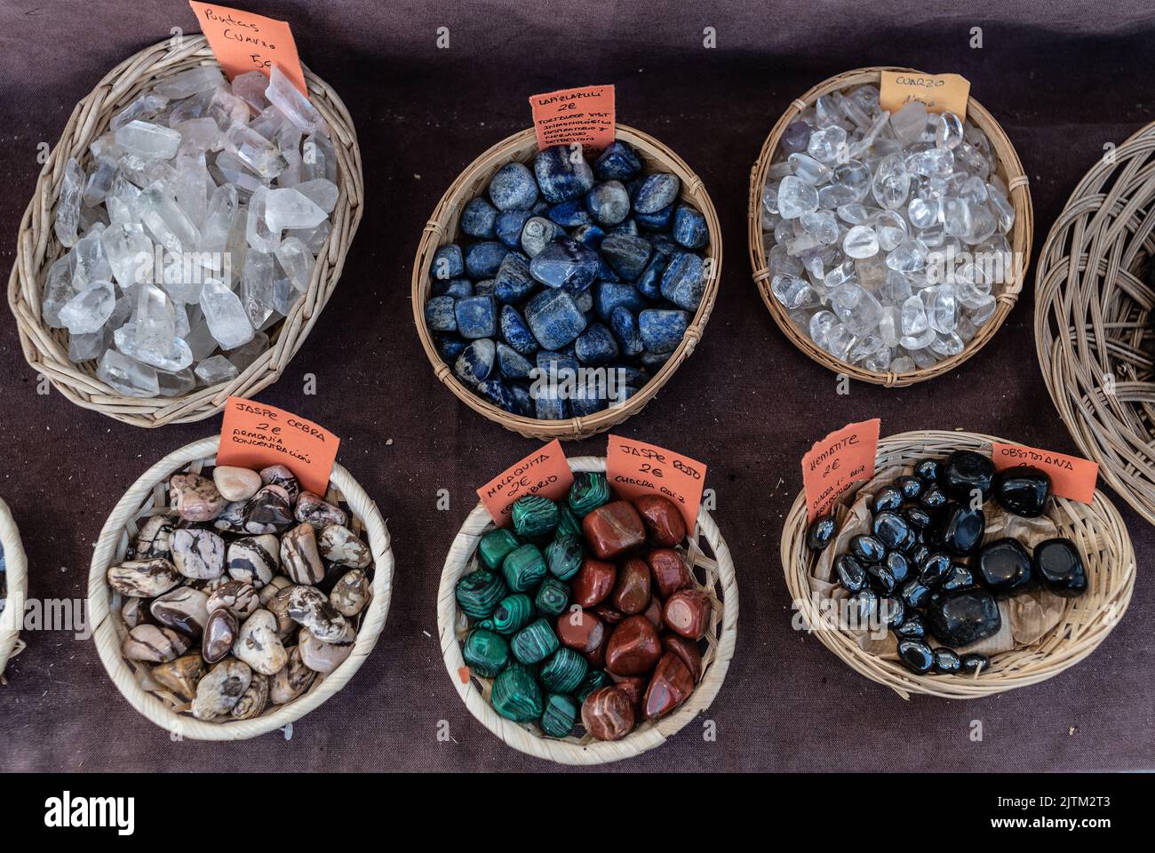 cesti di minerali quarzo, lapislazzuli, ematite, jasper, malachite Foto Stock