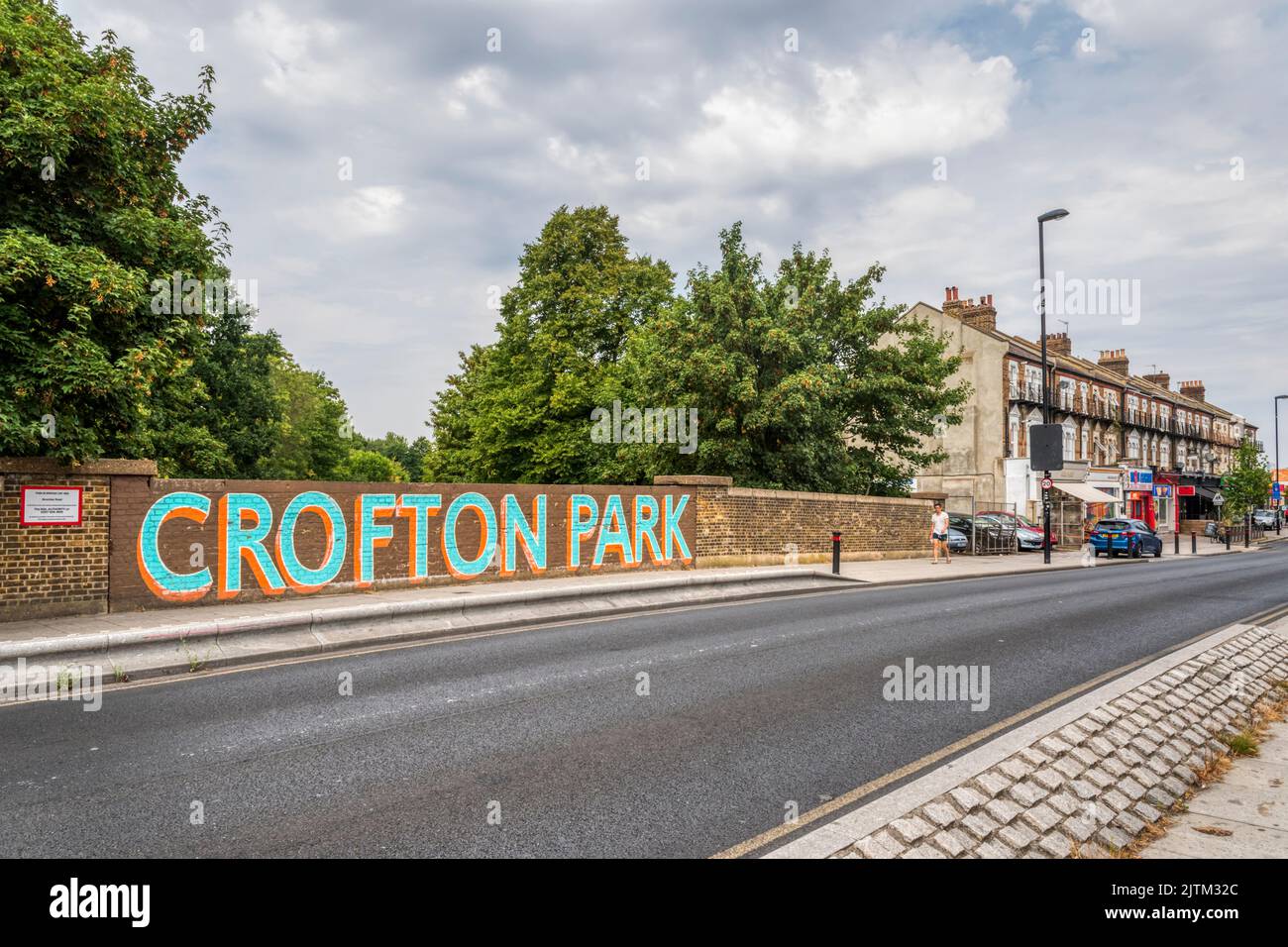 Il nome di CROFton Park a Lewisham, Londra Sud, dipinto sul ponte ferroviario che porta Brockley Road attraverso le linee ferroviarie fino al centro di Londra. Foto Stock