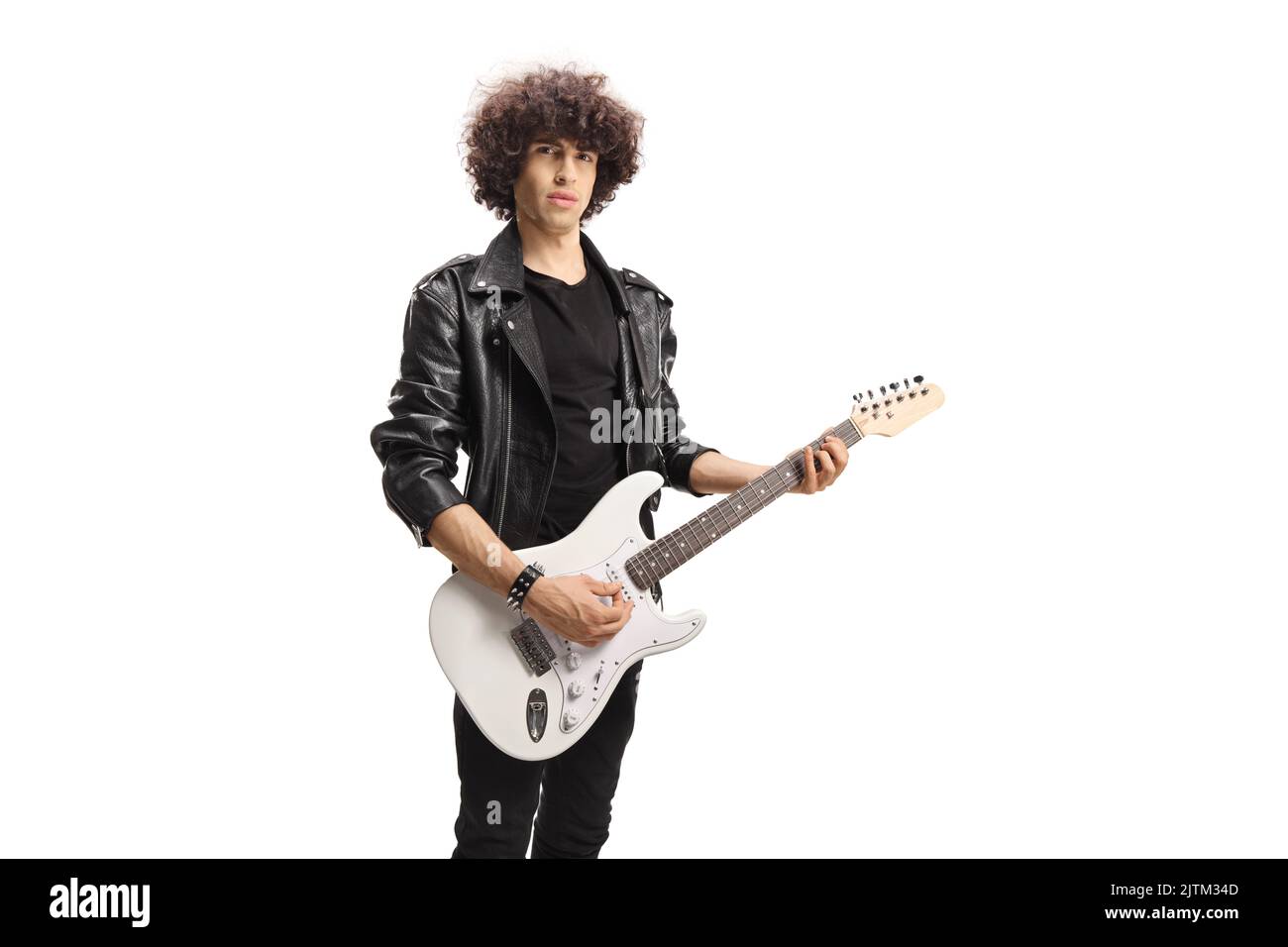 Giovane musicista rock maschile in giacca di pelle nera con chitarra elettrica isolata su sfondo bianco Foto Stock