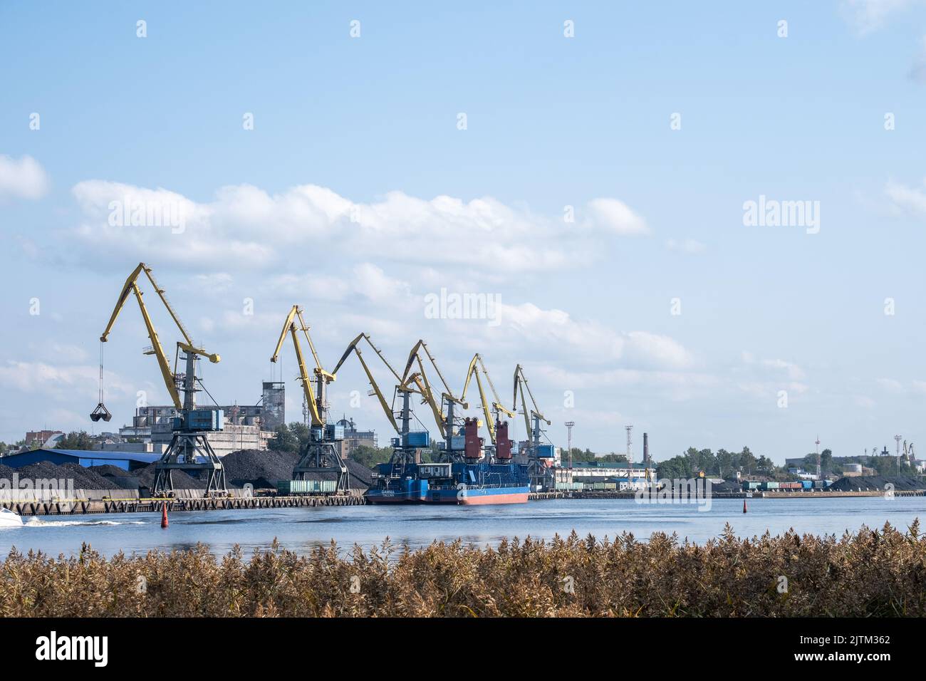 Vista del porto commerciale con gru da carico. Foto Stock