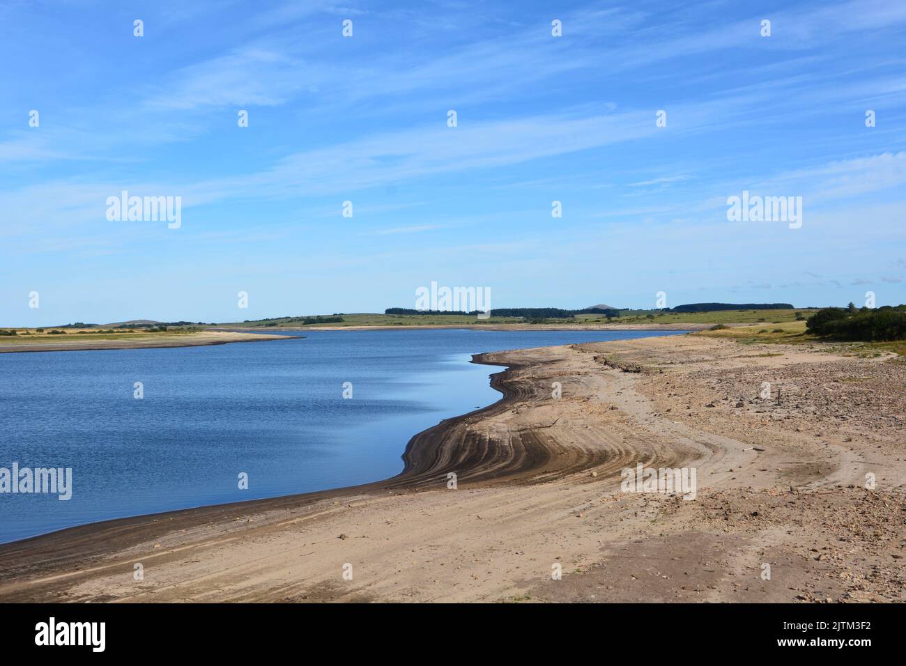 Colliford Reservoir su Bodmin Moor mostra livelli di acqua pericolosamente bassi. Foto Stock