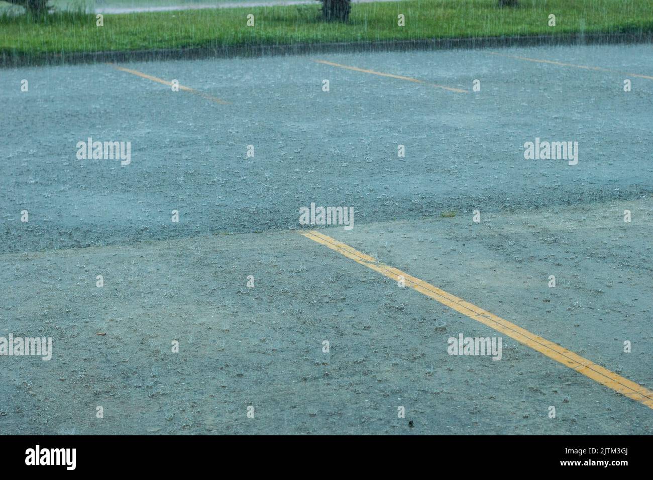 Pioggia che cade sull'asfalto con le linee gialle sul terreno a Rio de Janeiro. Foto Stock