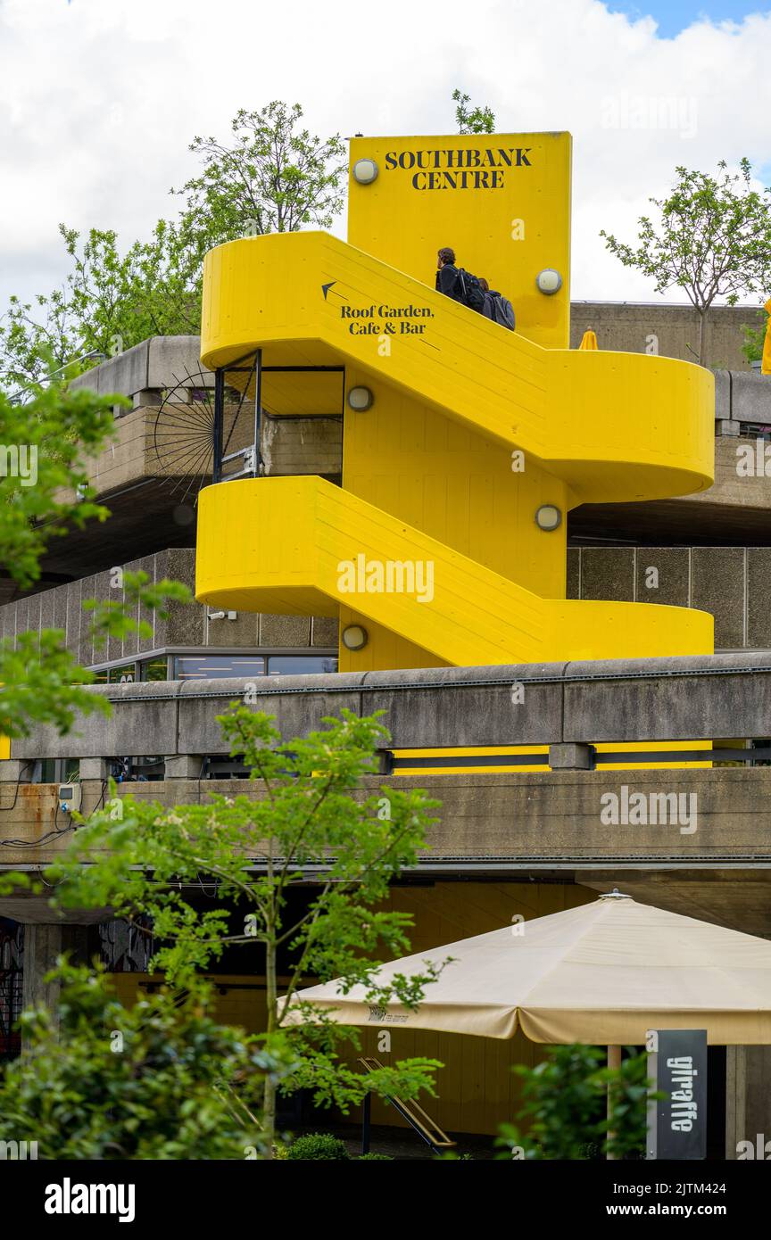 LONDRA - 20 maggio 2022: Scalinata gialla fino al South Bank Centre Foto Stock