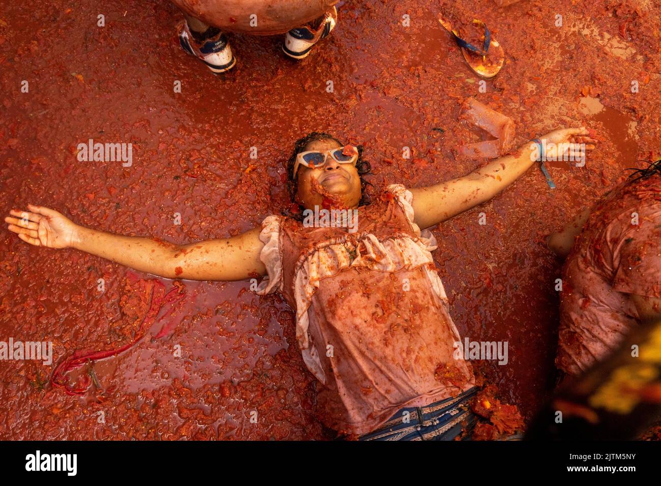 Buñol, Valencia, Spagna, 31 agosto 2022, si celebra il 75th° anniversario della tomatina, la più pacifica guerra al pomodoro del mondo per le strade. più di 15.000 persone lanciano 130.000kg g di pomodori maturi distribuiti in 6 camion. @Salva Garrigues / Alamy Live News Foto Stock