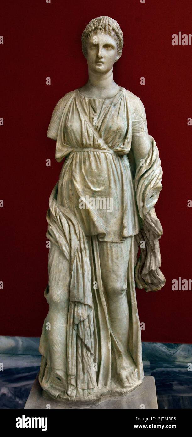 Statua funeraria femminile in marmo, rinvenuta su Delo, Cyclades Copia fatta nel 2nd c. AC di un originale risalente a circa 300 AC Museo Archeologico Nazionale ad Atene. Foto Stock