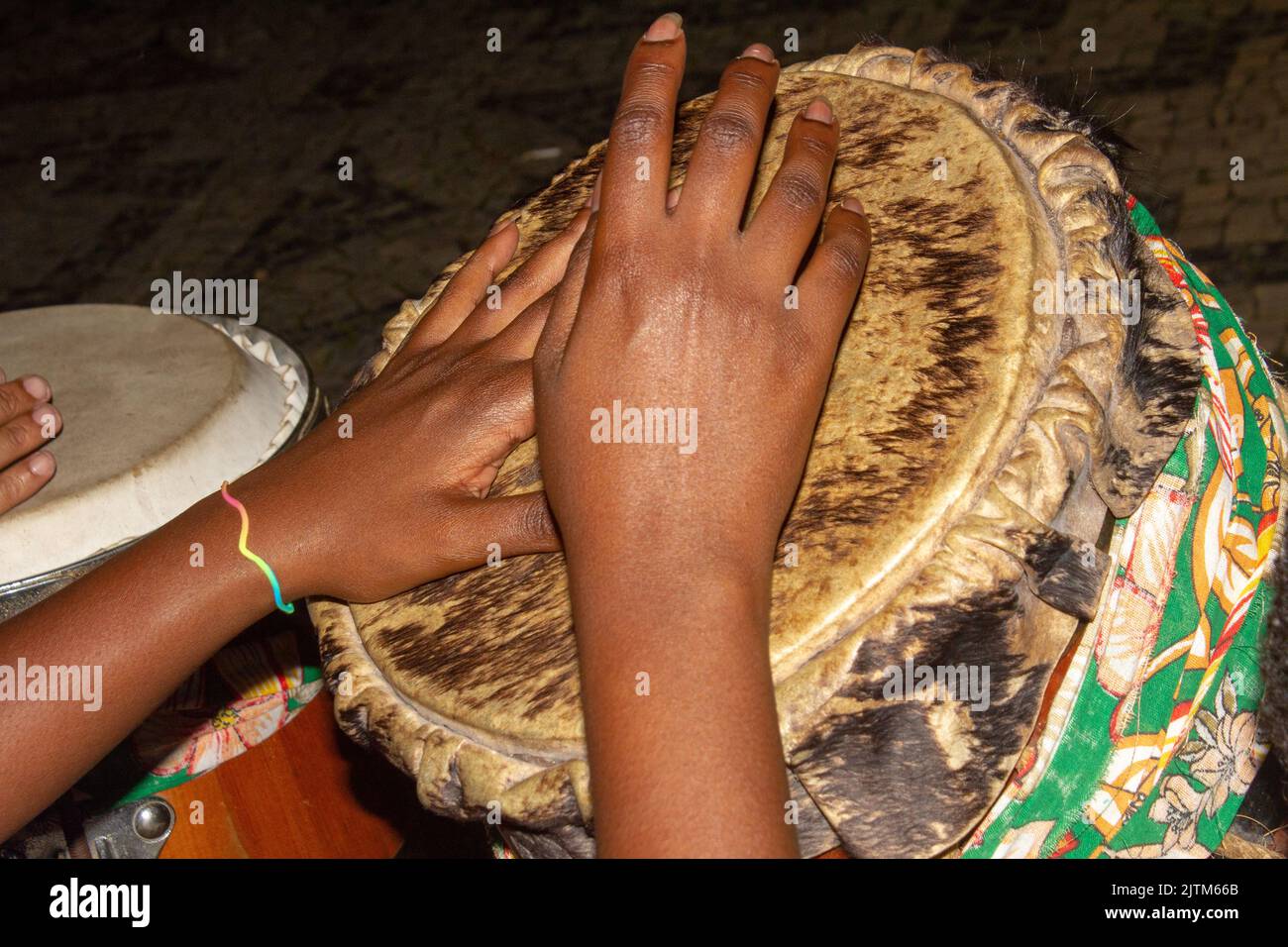 Mani di una donna nera che suona il tamburo durante una performance jongo (un tipo di danza di origine africana accompagnata dalla batteria) a Rio de Janeiro. Foto Stock