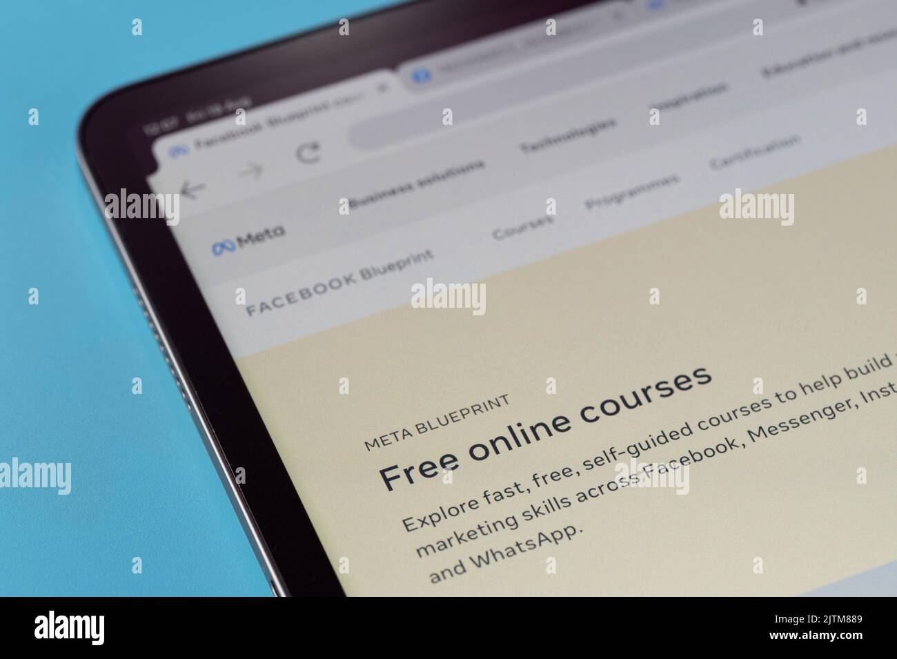 New york, USA - 20 agosto 2022: Corsi online gratuiti in meta Blueprint su tablet schermo macro vista ravvicinata su sfondo blu Foto Stock