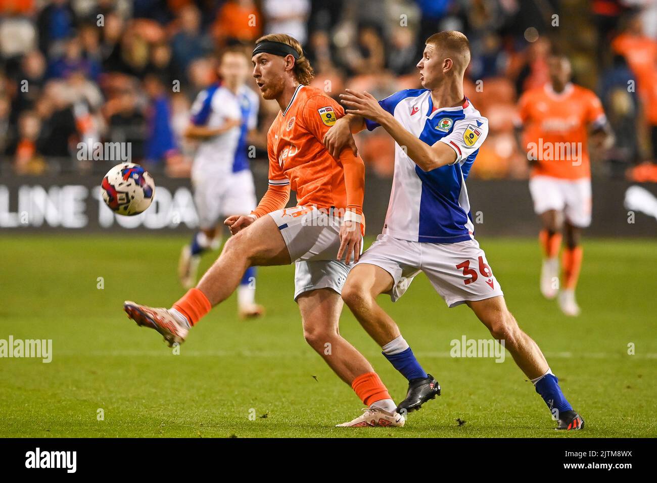 Josh Bowler #11 di Blackpool e Adam Wharton #36 di Blackburn Rovers combattono per la palla Foto Stock