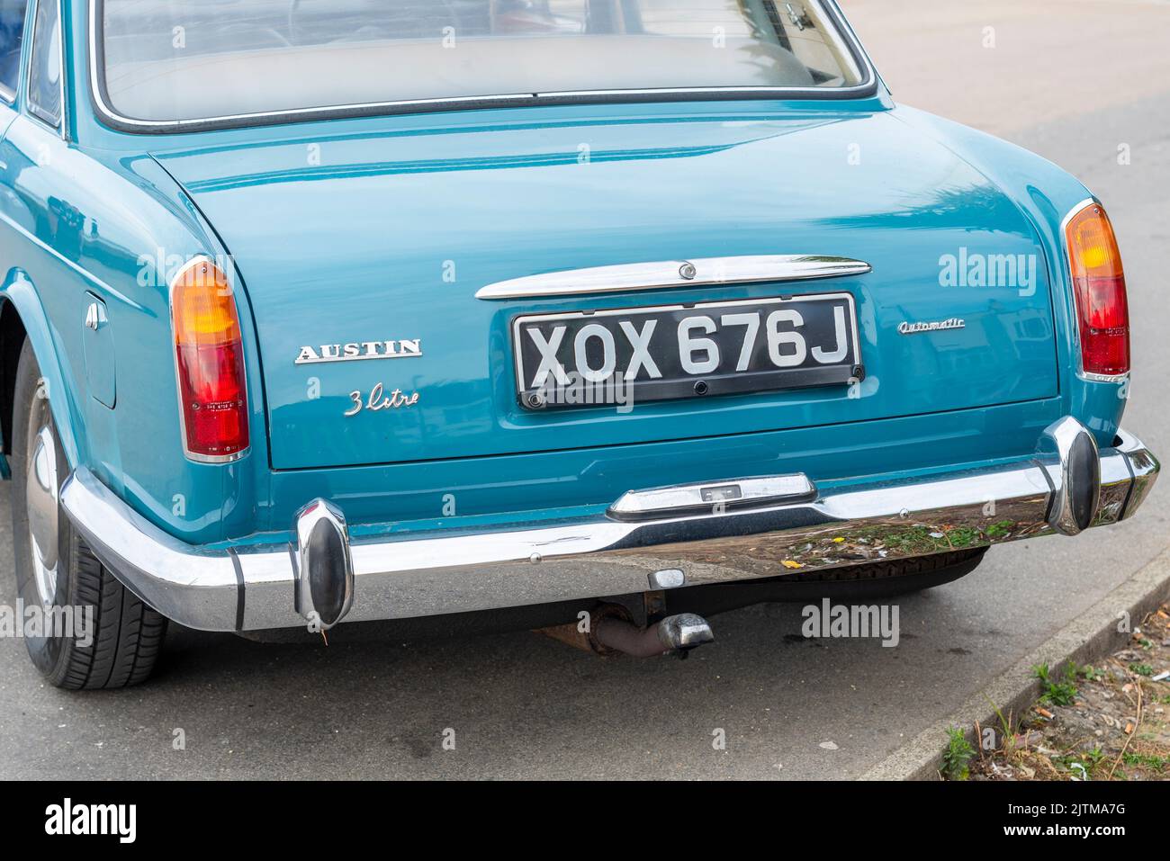 Classica berlina Austin da 3 litri in mostra su Marine Parade, Southend on Sea, Essex, UK. versione automatica blu costruita nel 1971. Vista posteriore Foto Stock