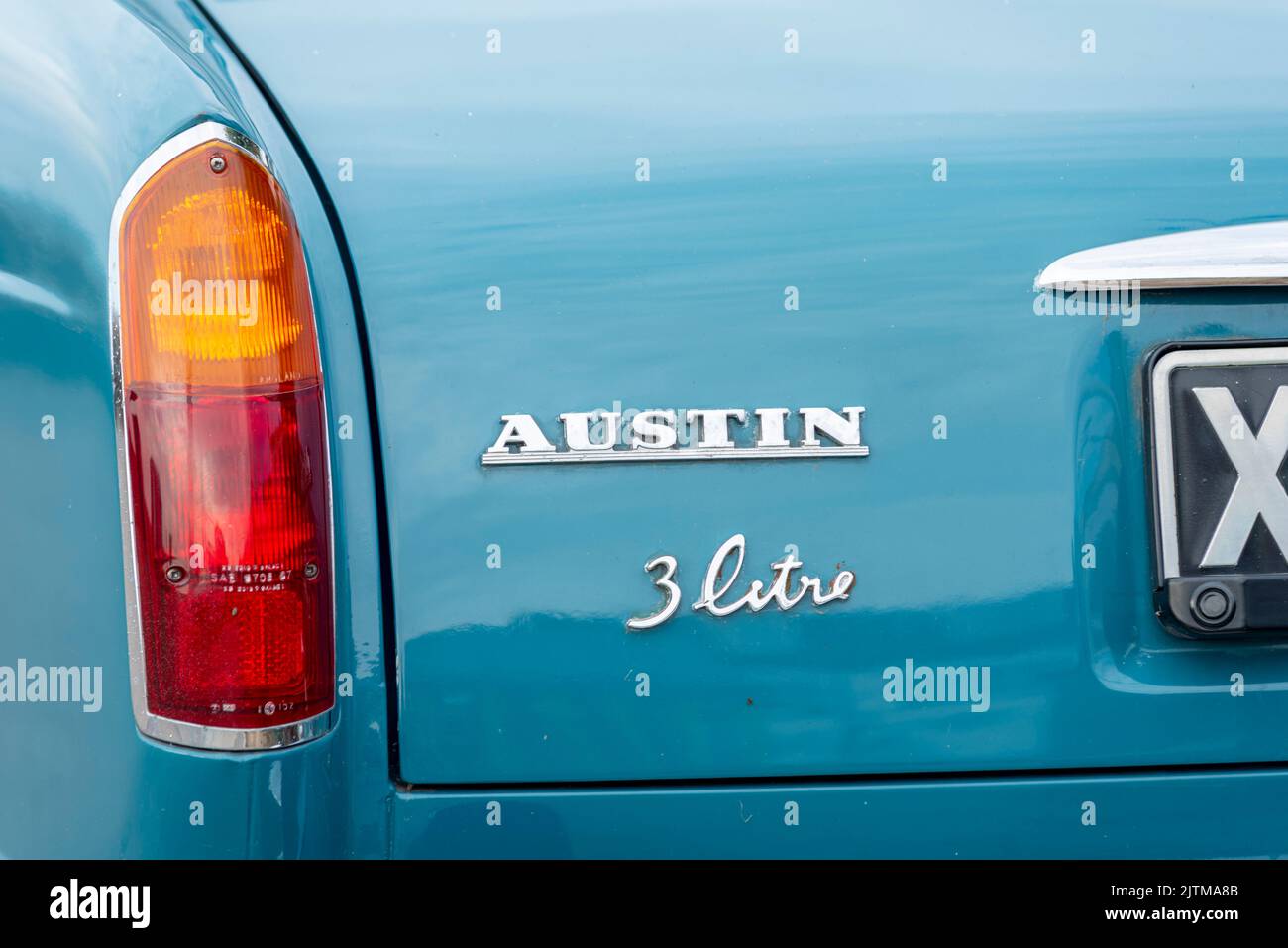 Classica berlina Austin da 3 litri in mostra su Marine Parade, Southend on Sea, Essex, UK. versione automatica blu costruita nel 1971. Marchio e luci Foto Stock