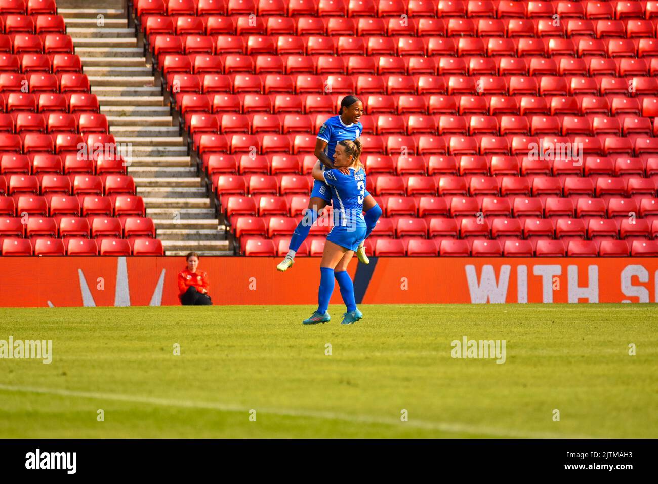 Siobhan Wilson festeggia il secondo gol delle donne di Birmingham City contro le donne di Sunderland con il compagno di squadra Harriet Scott. Foto Stock