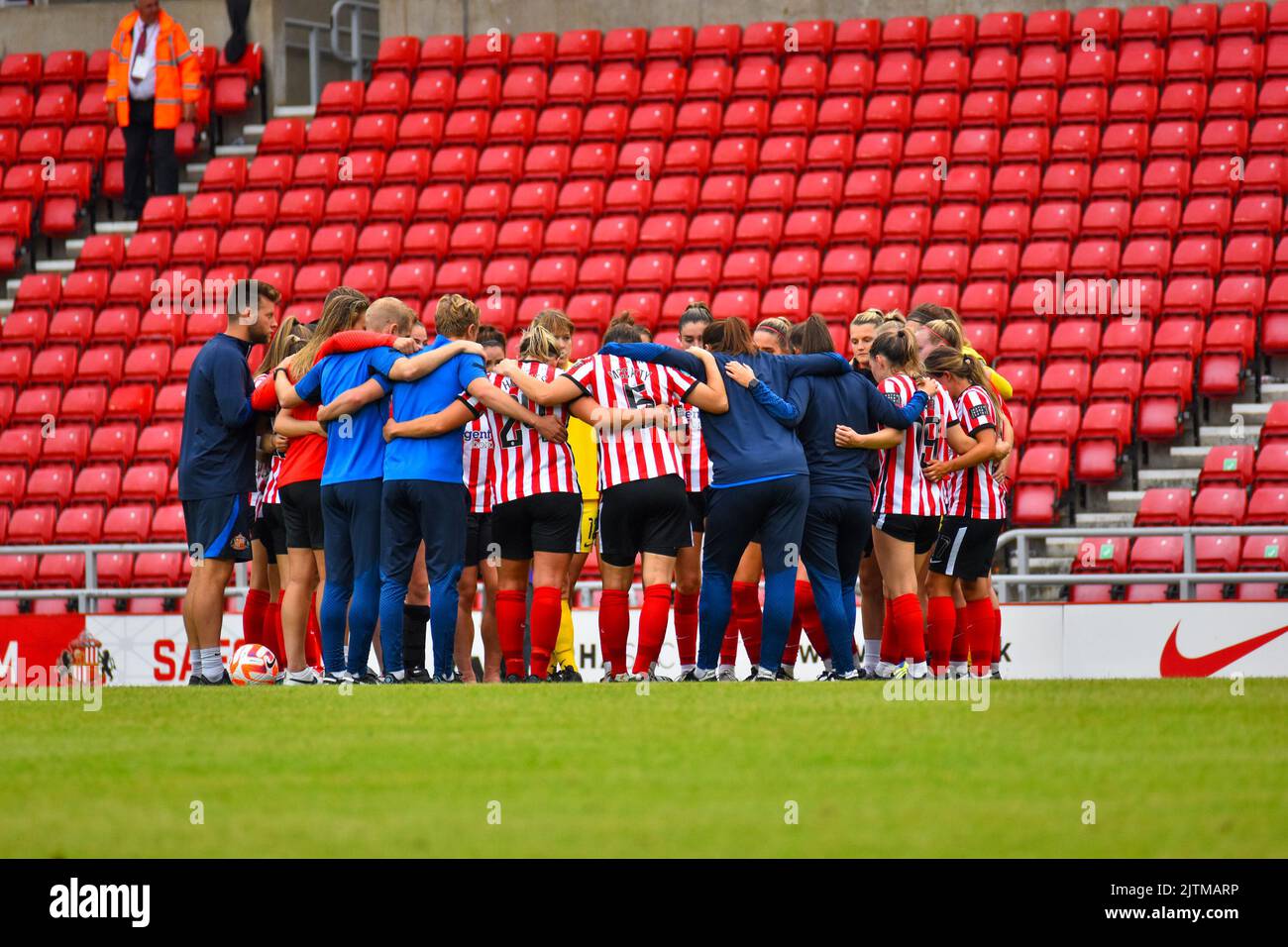 Le donne Sunderland si accoccolano dopo la loro sconfitta alle donne della città di Birmingham. Foto Stock