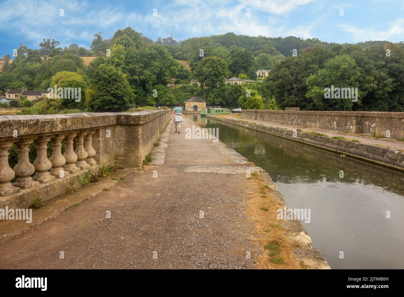 Donna che cammina sull'acquedotto di Dundas sul Kennet e sul canale di Avon sul fiume Avon vicino a Monkton Combe, Somerset, Foto Stock