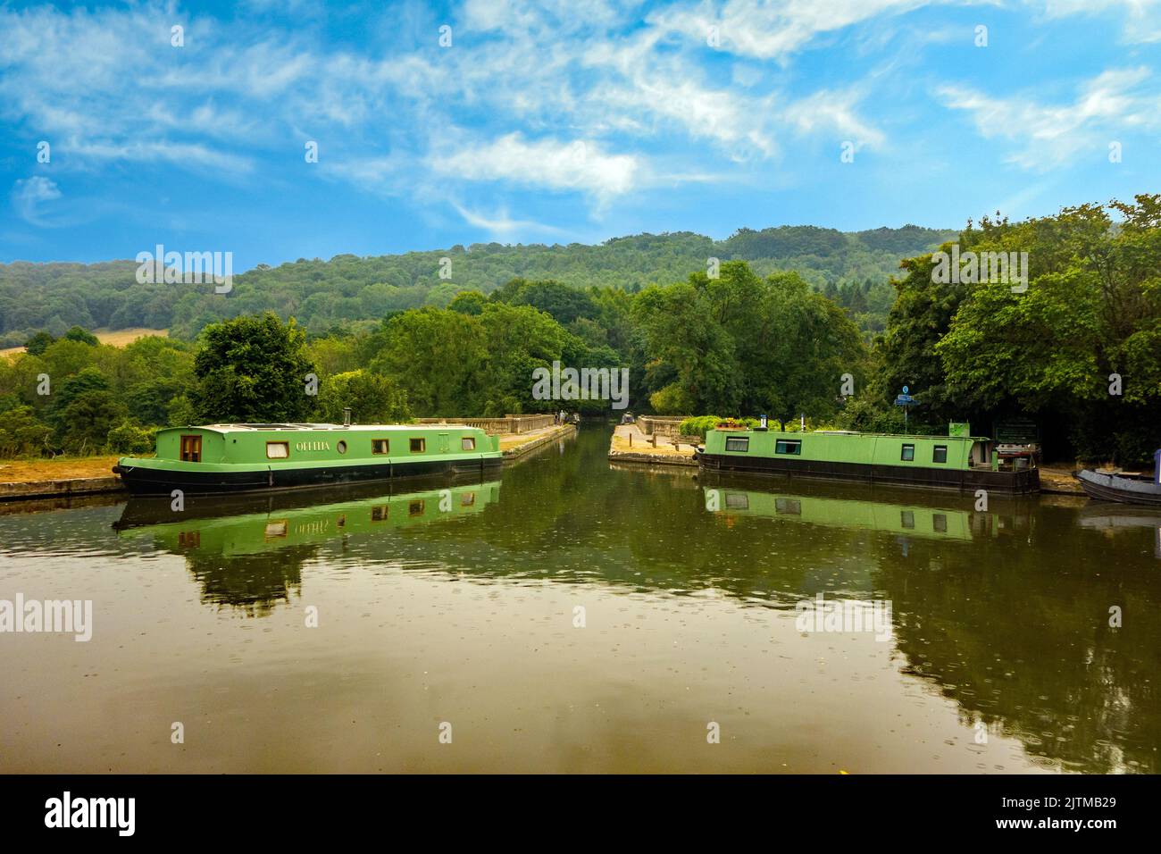 Barche a remi sul canale Kennet e Avon a Brassknocker Basin Monkton Combe Somerset mentre passa sopra l'acquedotto di Dundas sul fiume Avon Foto Stock