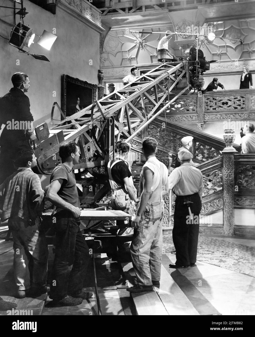 Il regista ERNST LUBITSCH e MARLENE DIETRICH si sono inscenati con Movie /Film Crew durante le riprese del regista ERNST LUBITSCH di Angel 1937 costumi Travis Banton, il regista Charles Lang Paramount Pictures Foto Stock
