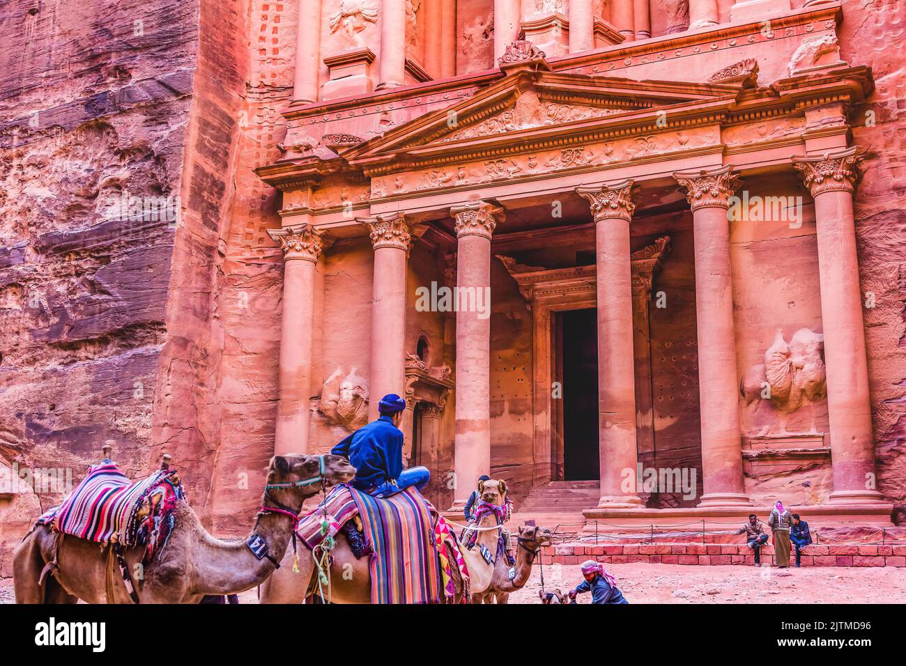 Rose Red Treasury nel pomeriggio diventa Golden al mattino cammelli Siq Petra Giordania Petra Giordania Treasury Jordan costruito Nabataens 100 a.C. Foto Stock