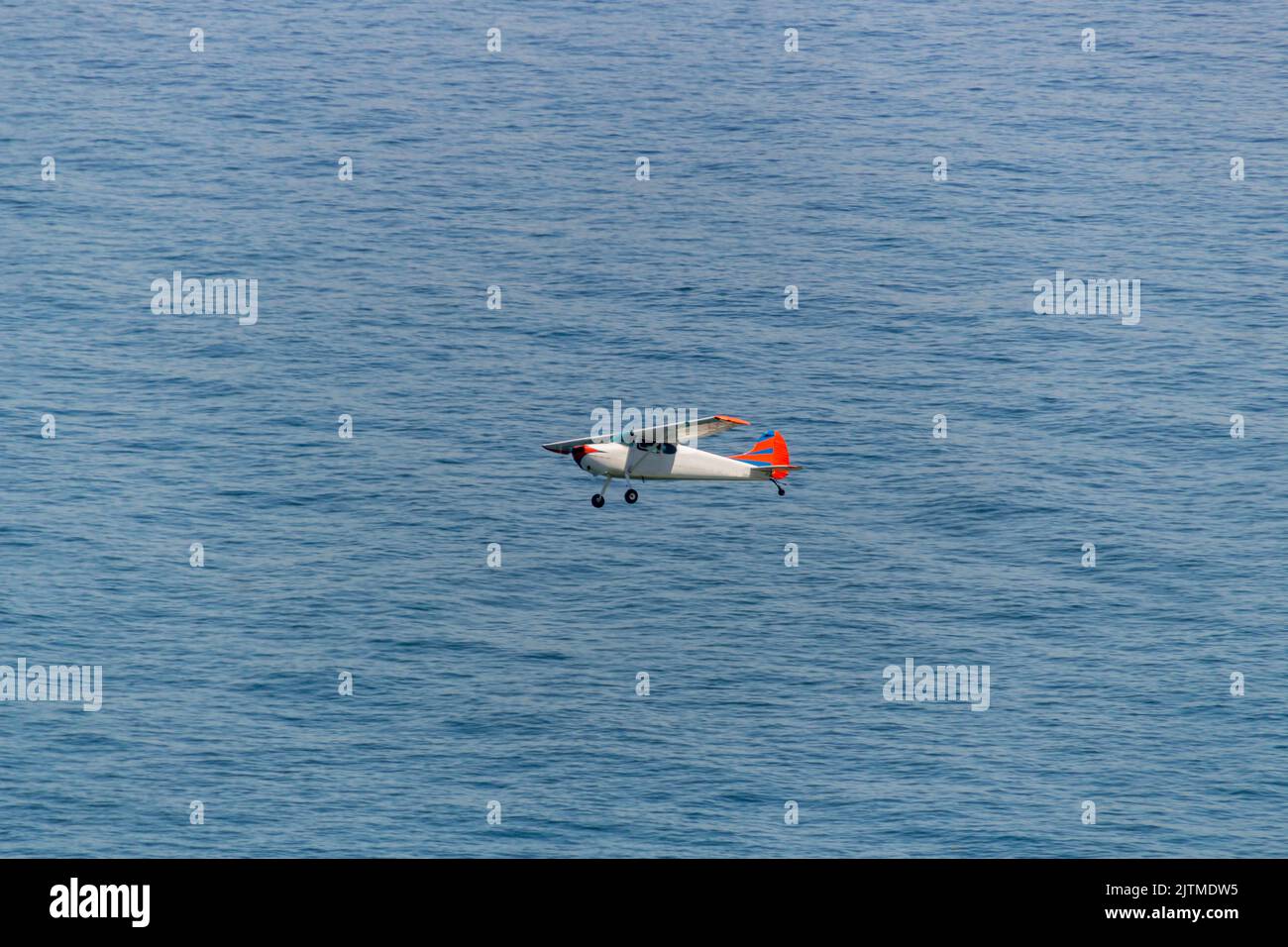Piccolo aereo che volava sulla spiaggia di copacabana a Rio de Janeiro in Brasile. Foto Stock