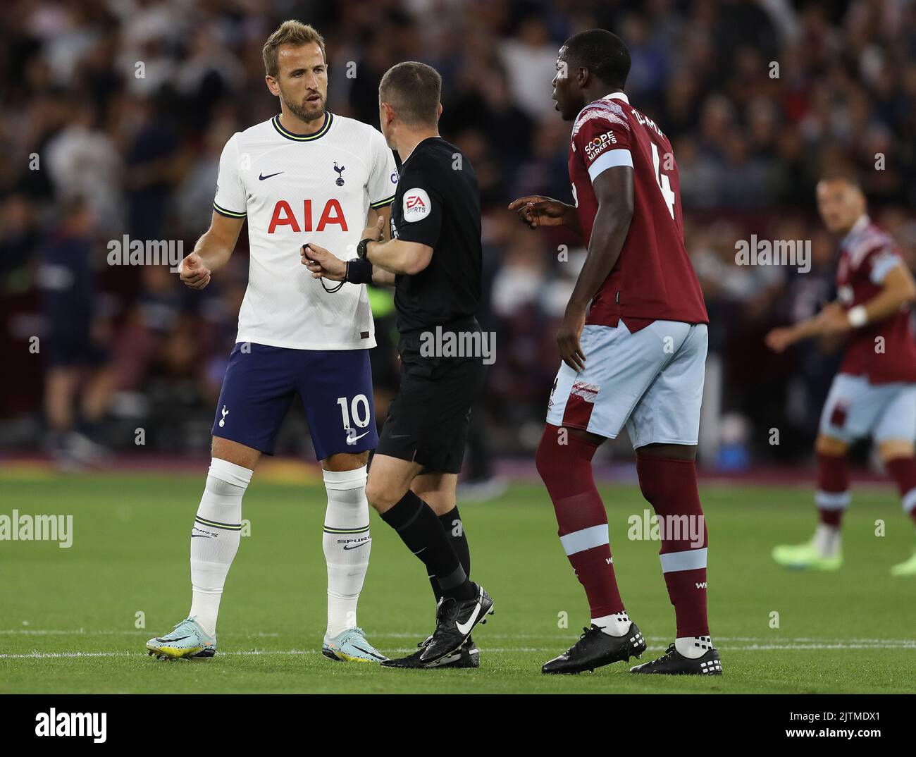 Londra, Inghilterra, 31st agosto 2022. Harry Kane di Tottenham Hotspur parla con l'arbitro Peter Bankes dopo aver invertito la sua decisione iniziale di assegnare a Tottenham una penalità durante la partita della Premier League al London Stadium, Londra. L'accreditamento dell'immagine dovrebbe leggere: Paul Terry / Sportimage Foto Stock