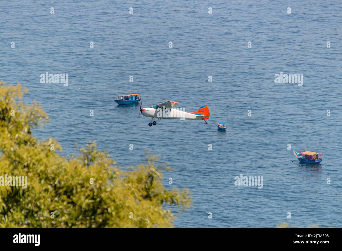 Piccolo aereo che volava sulla spiaggia di copacabana a Rio de Janeiro in Brasile. Foto Stock