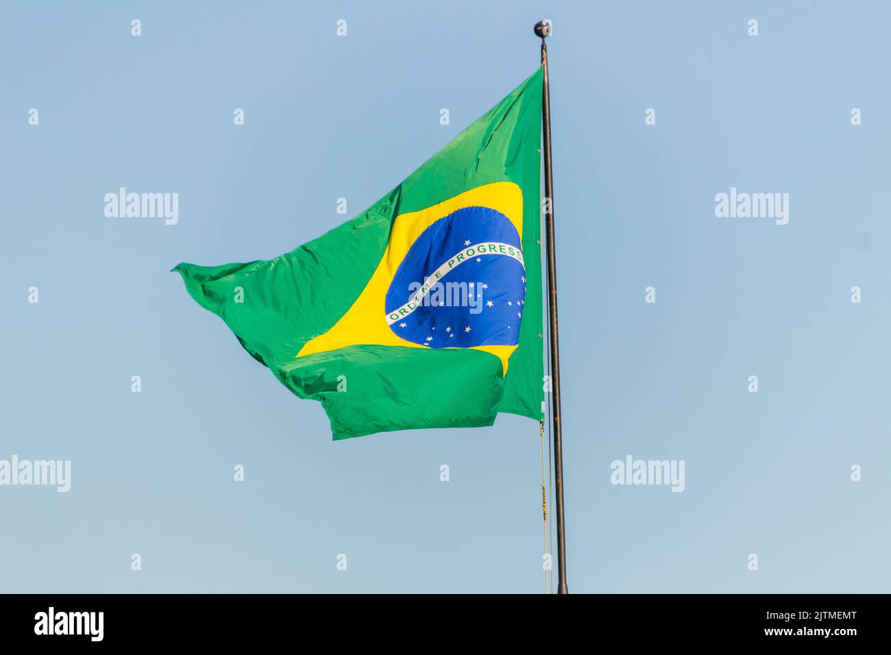 Bandiera brasiliana con sfondo cielo blu a Rio de Janeiro. Foto Stock